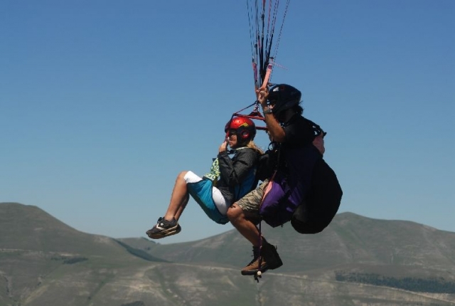  Vuelo en tándem de parapenle de alto voltaje 